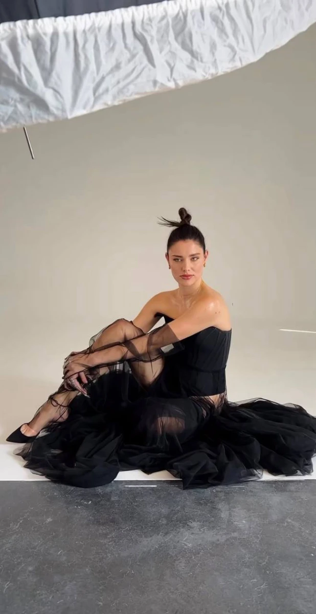 У новій зйомці дівчина приміряла корсетну сукню