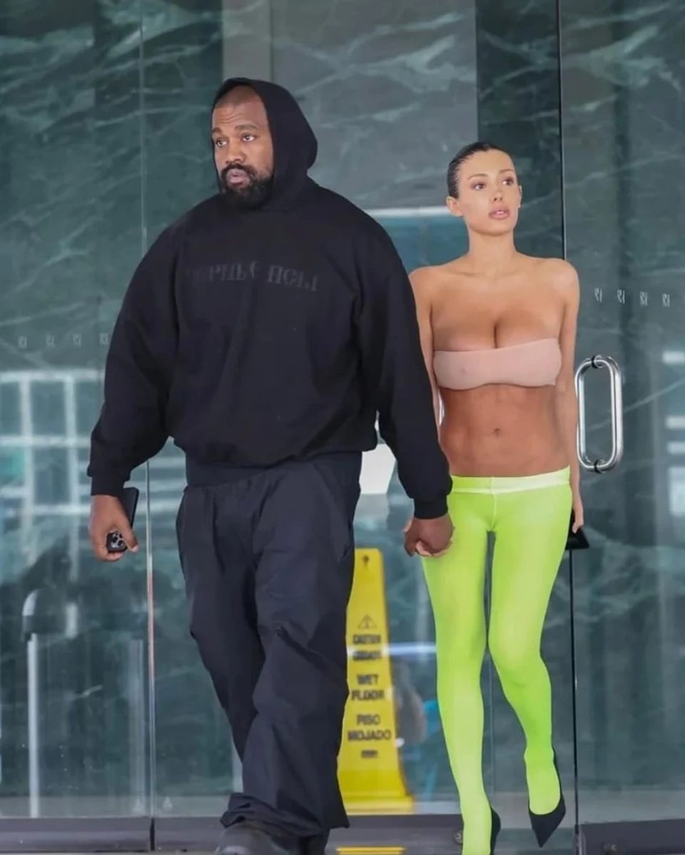 Кажуть, це Каньє вказує дружині, як одягатися 