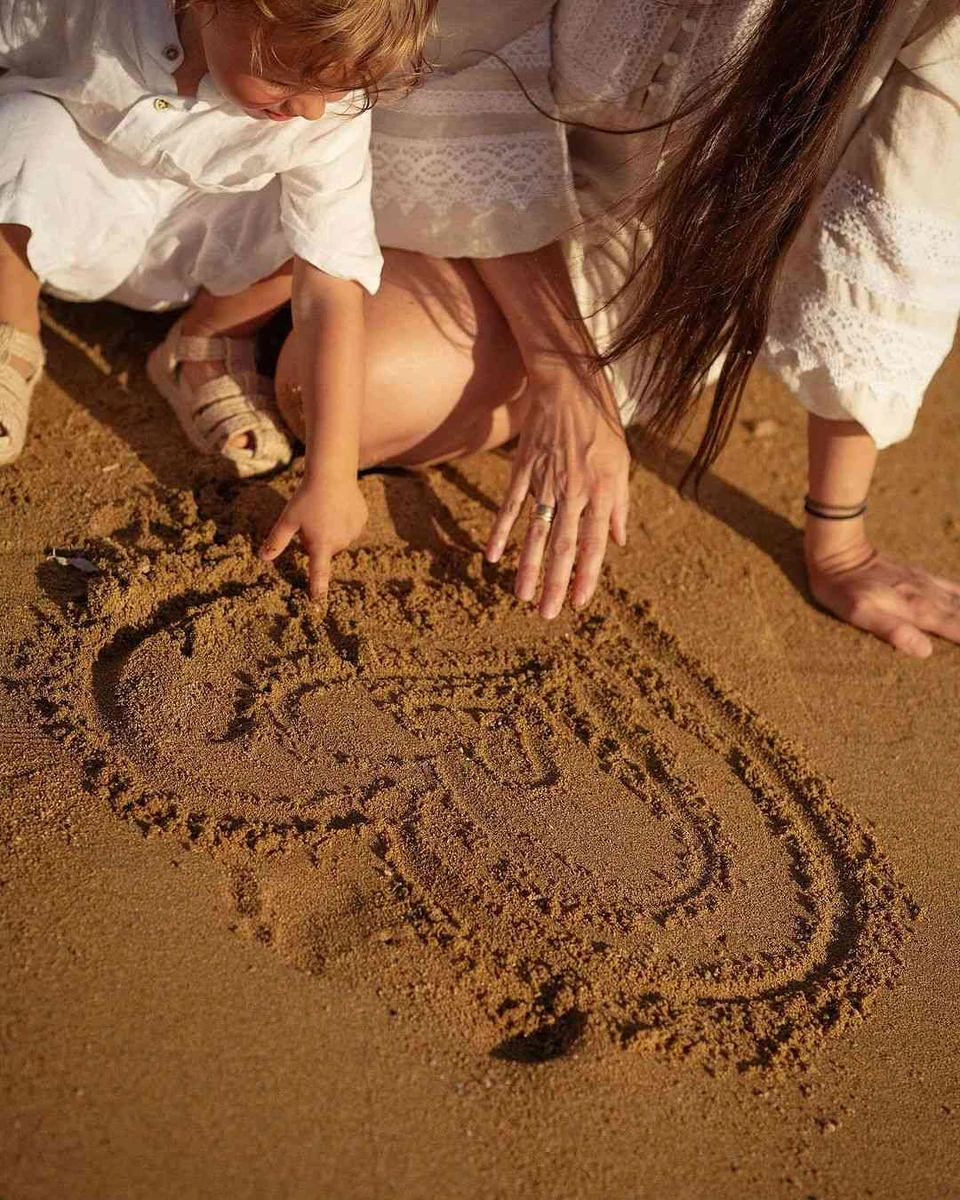 Олена Ющенко і її син Андрій на пляжі