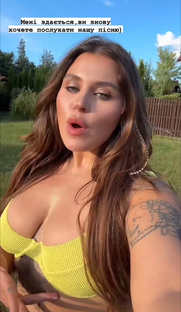 Заріцька в жовтому ліфі