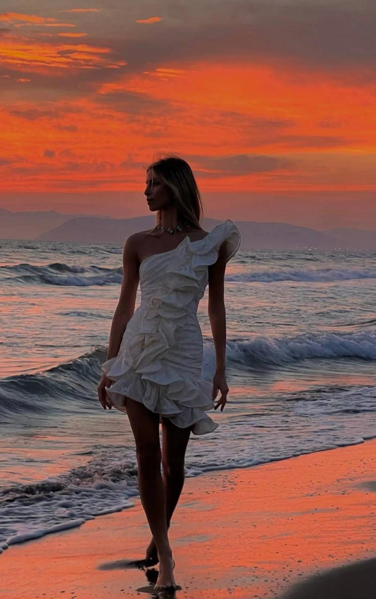 Онука Ротару в міні на море