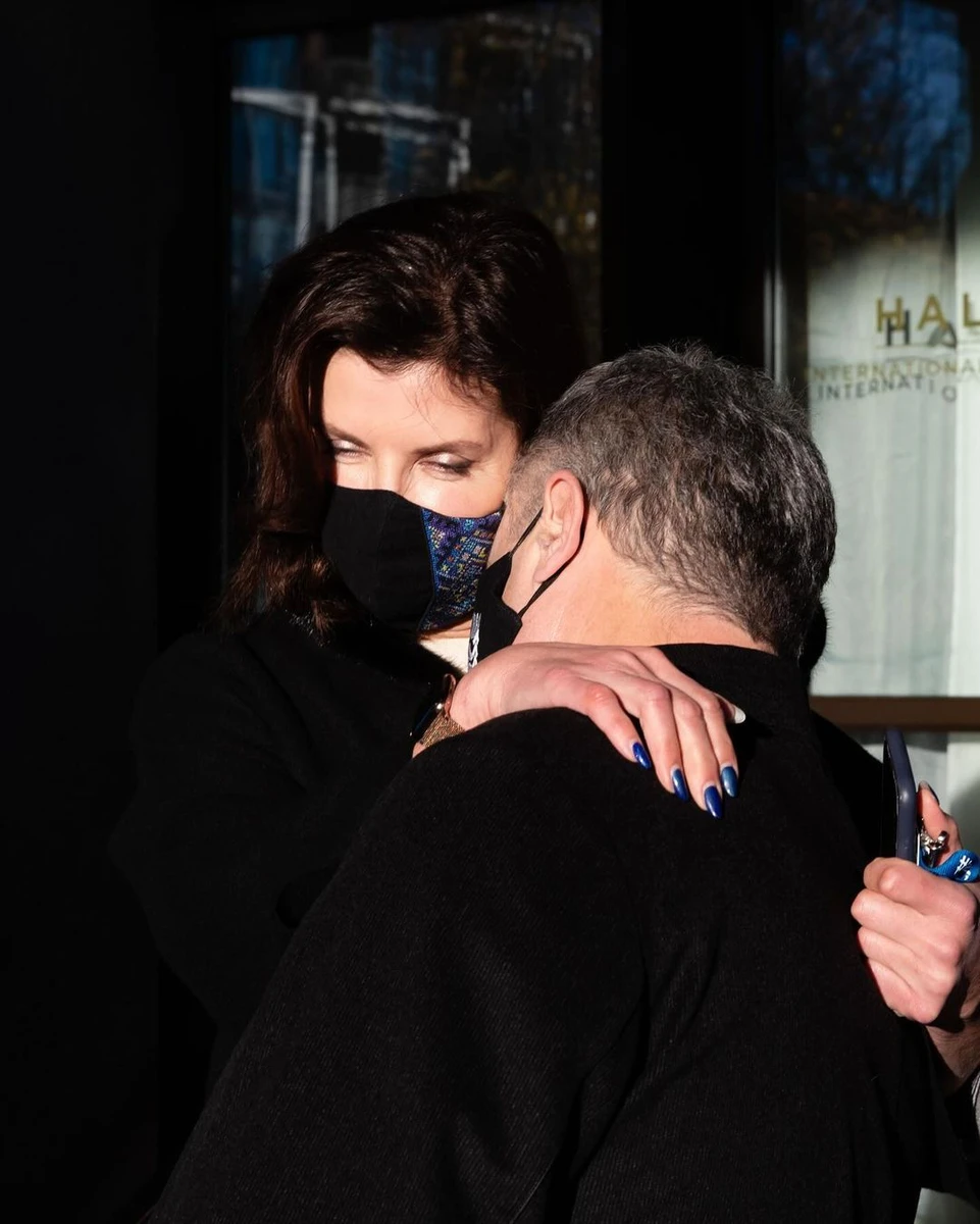 Петро Порошенко обіймає дружину