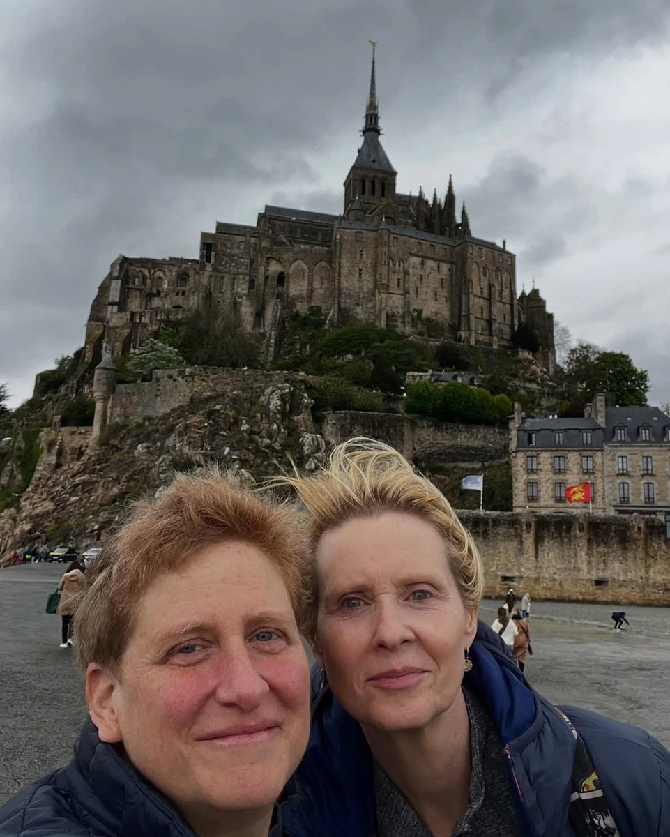 Синтія Ніксон притулилася до коханої у Франції