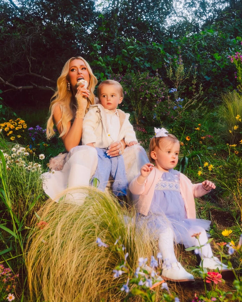Періс Хілтон з дітками у ніжних луках попозували на траві