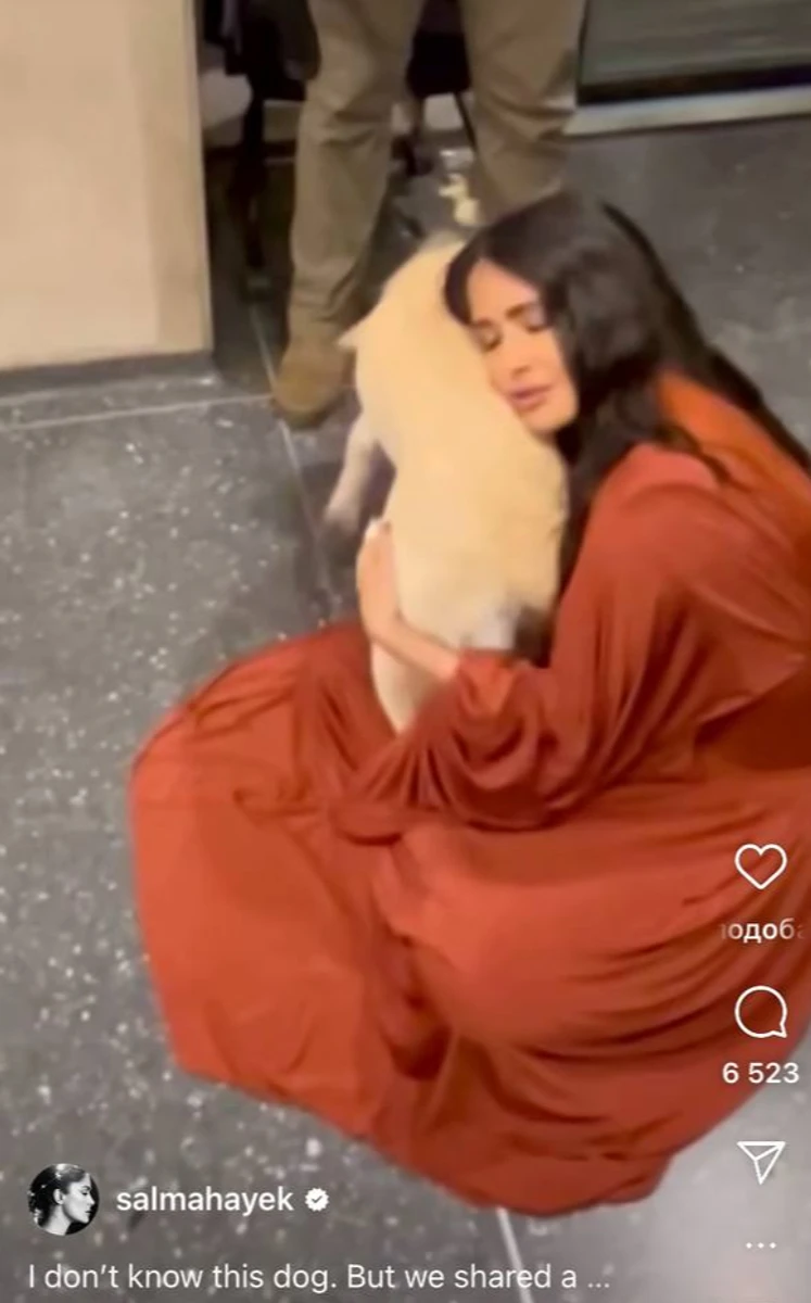 Сальма Хаєк обіймає собаку