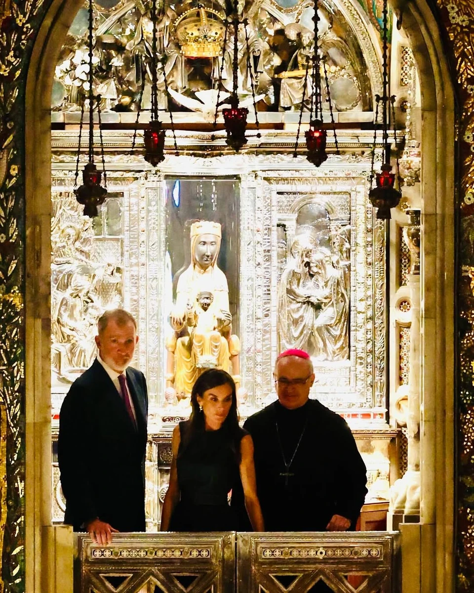 Король і королева Іспанії в ошатних луках відвідали монастир
