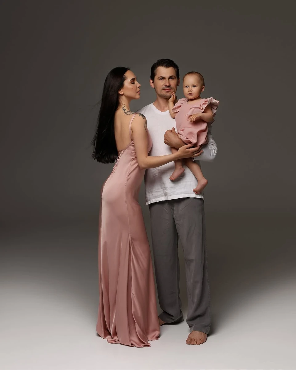 Кот і Татарінцева в ошатних луках попозували з майже 1-річною дочкою