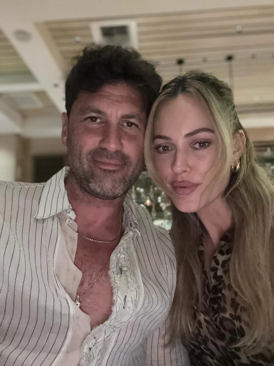 Макс Чмерковський попозував з дружиною на 8-му річницю