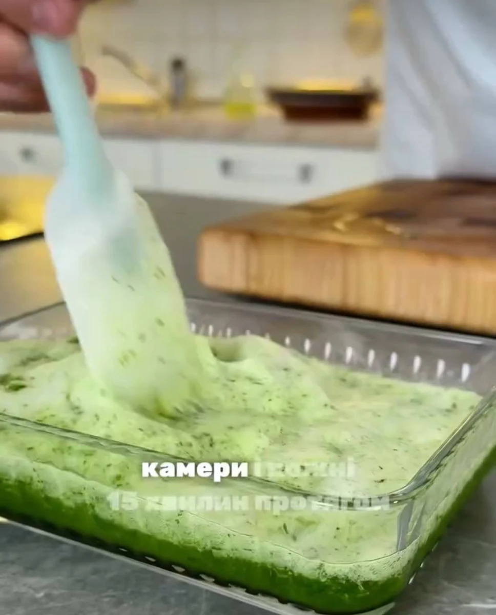 В отриманий сироп додаємо білок і заливаємо у форму