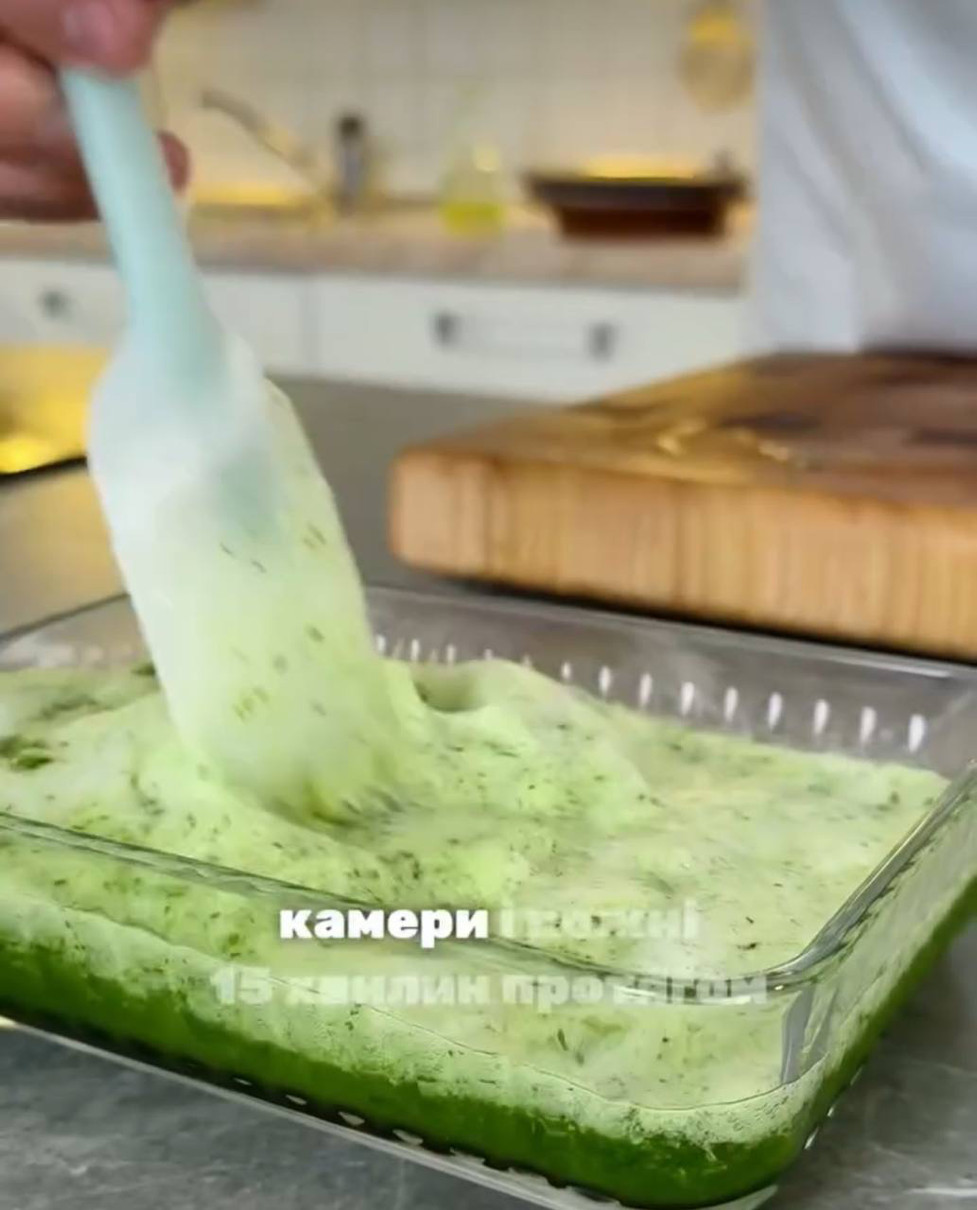В отриманий сироп додаємо білок і заливаємо у форму