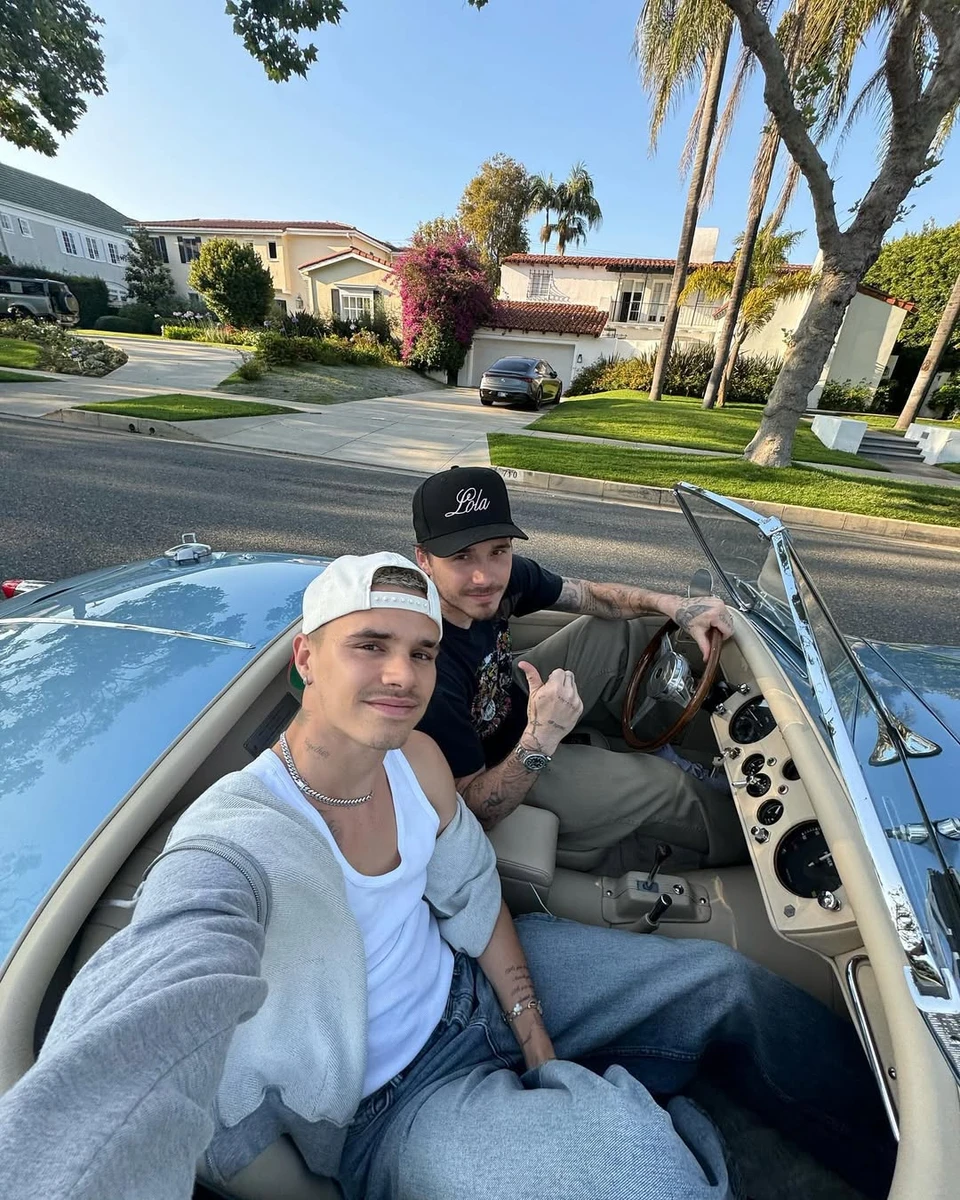 Бруклін з братом попозували для фото