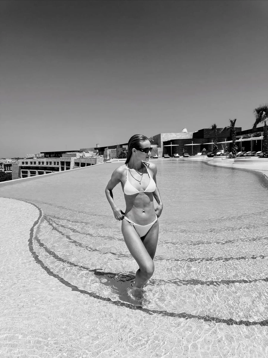 Наречена Стейтема у купальнику попозувала в басейні