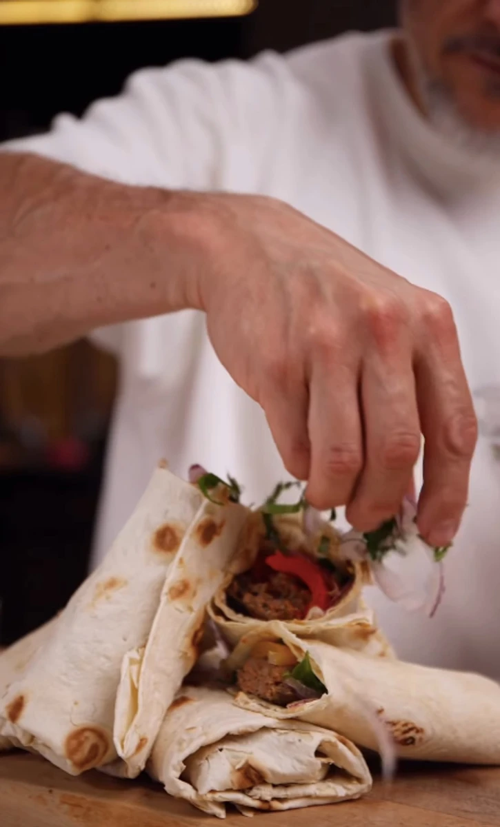 Ектор Хіменес-Браво показав, як готує лінивий кебаб