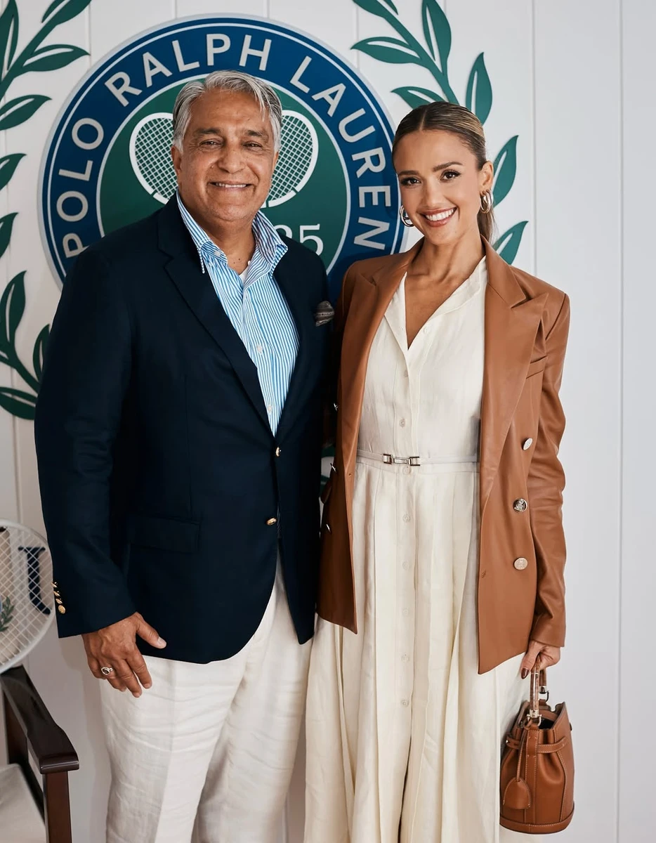 Джессіка Альба у стильному луці попозувала з батьком на тенісному турнірі