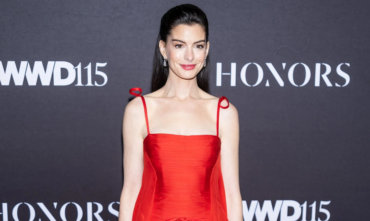 Енн Хетевей у червоному Valentino