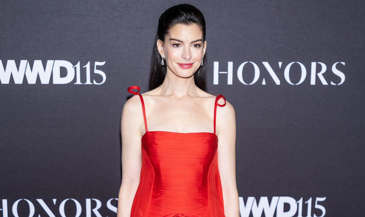 Енн Хетевей у червоному Valentino