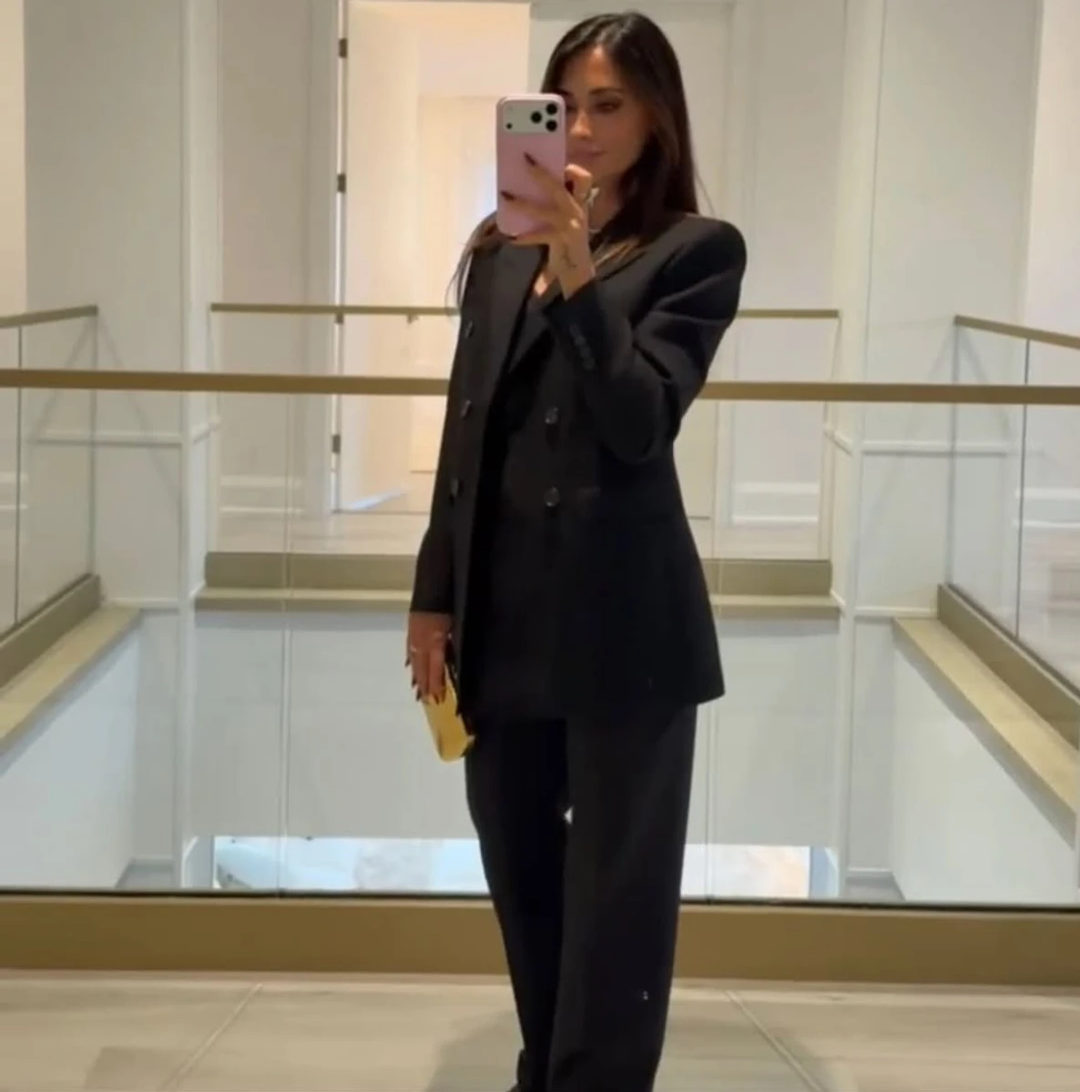 Дружина Мессі в стильному костюмчику покрасувалася перед дзеркалом