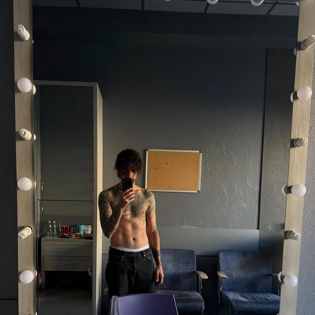 Володимир Дантес показався з голим торсом