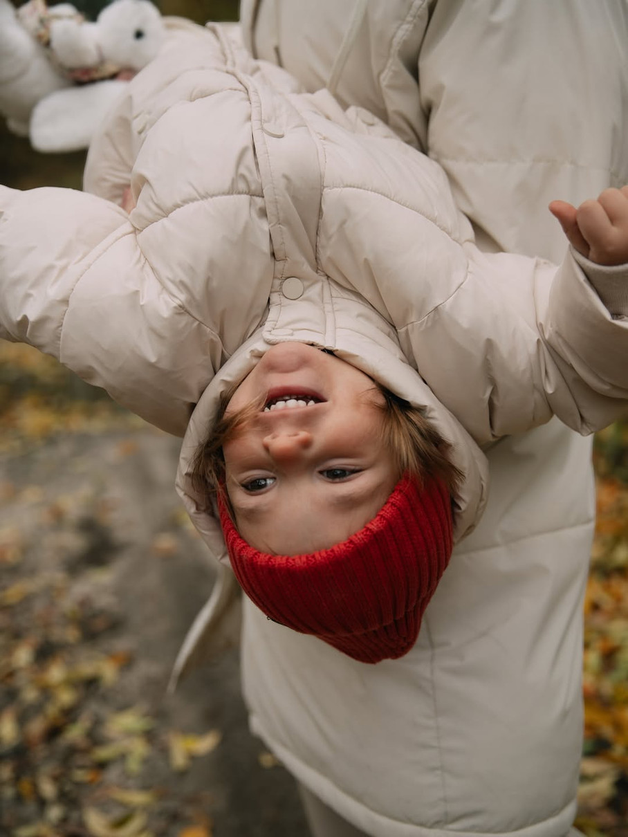 Світлана Тарабарова потримала усміхнену дочку на руках для осінніх фото
