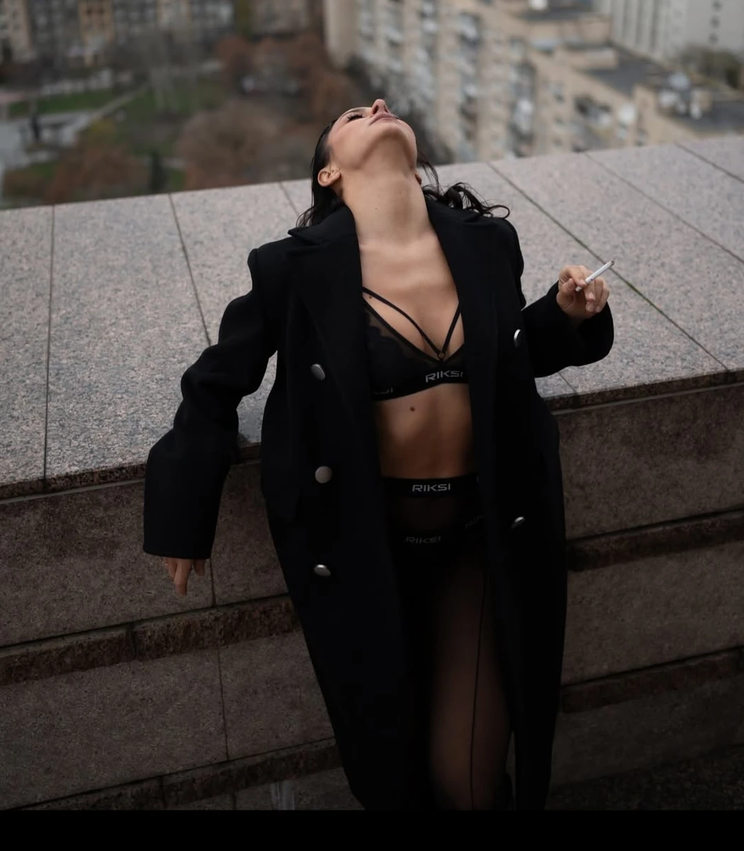 Ілона Гвоздьова у трусах і ліфі з цигаркою в руках показалася на балконі