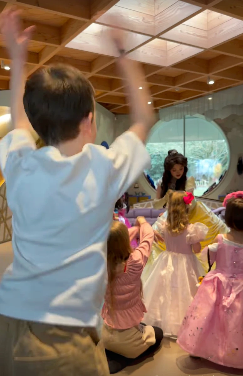 Син Стейтема потанцював на 4-річчі своєї сестри