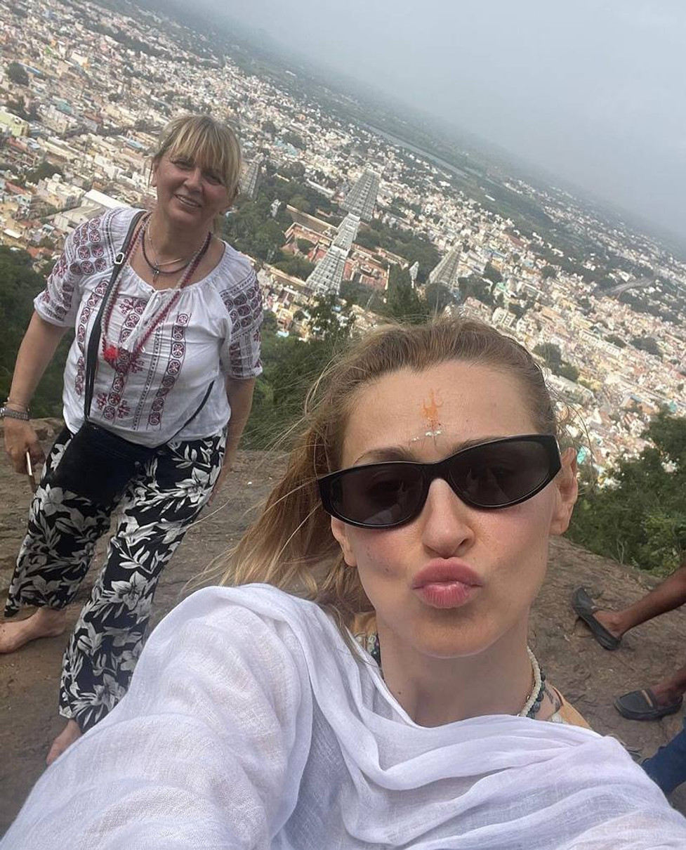 Таня подорожує Індією зі своєю мамою 