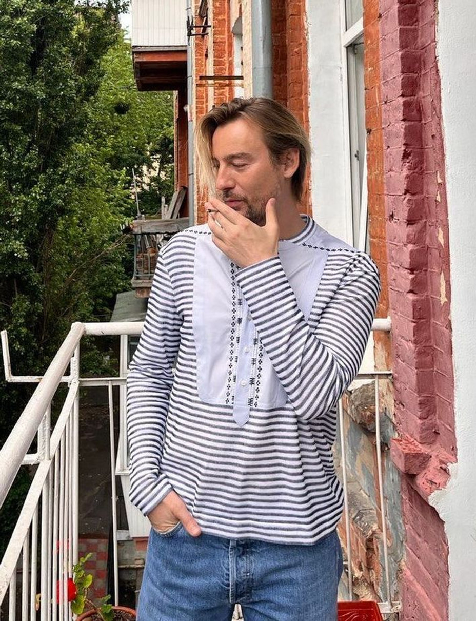 43-річний режисер Алан Бадоєв демонструє оригінальний варіант з вишивкою і комбінує з джинсами 