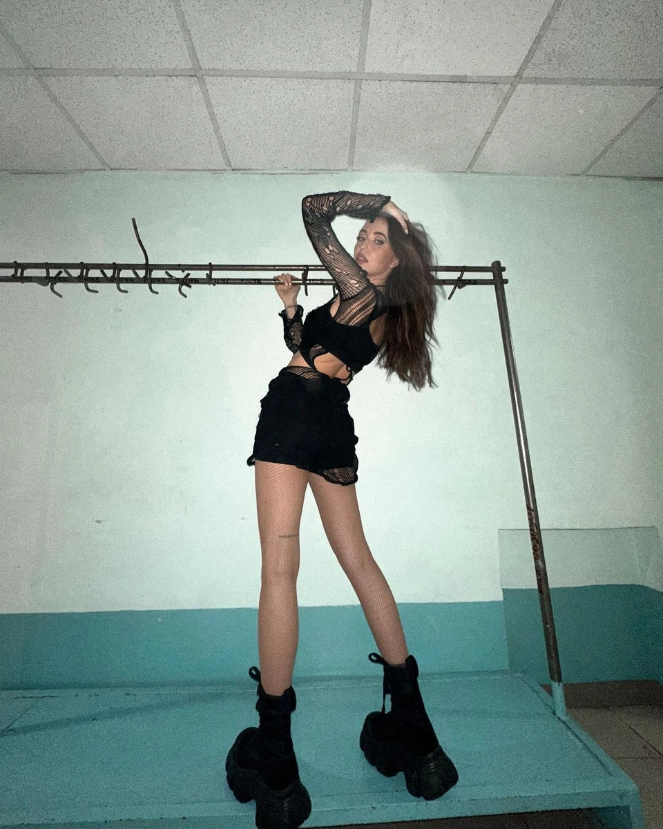 Потертість, міні і масивні чоботи обирає співачка Надя Дорофєєва