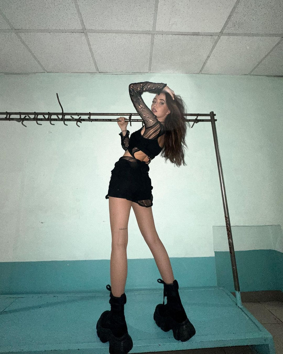 Потертість, міні і масивні чоботи обирає співачка Надя Дорофєєва