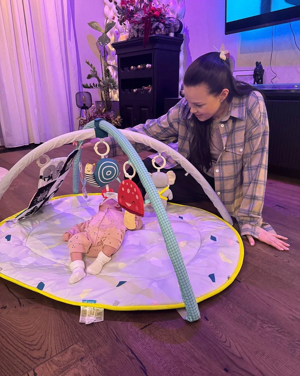 Юлія Сахневич та її донечка позують на теплих кадрах