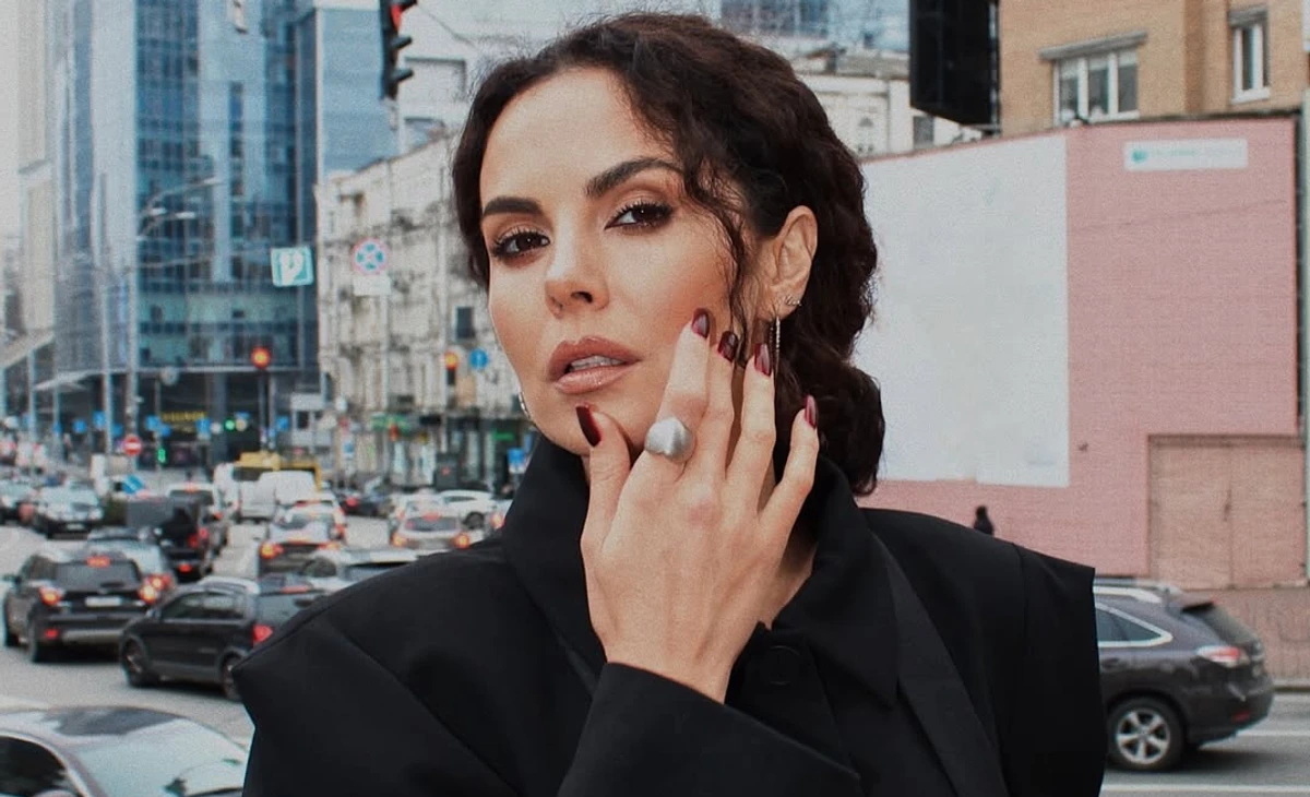 Настя Каменських позує для фото