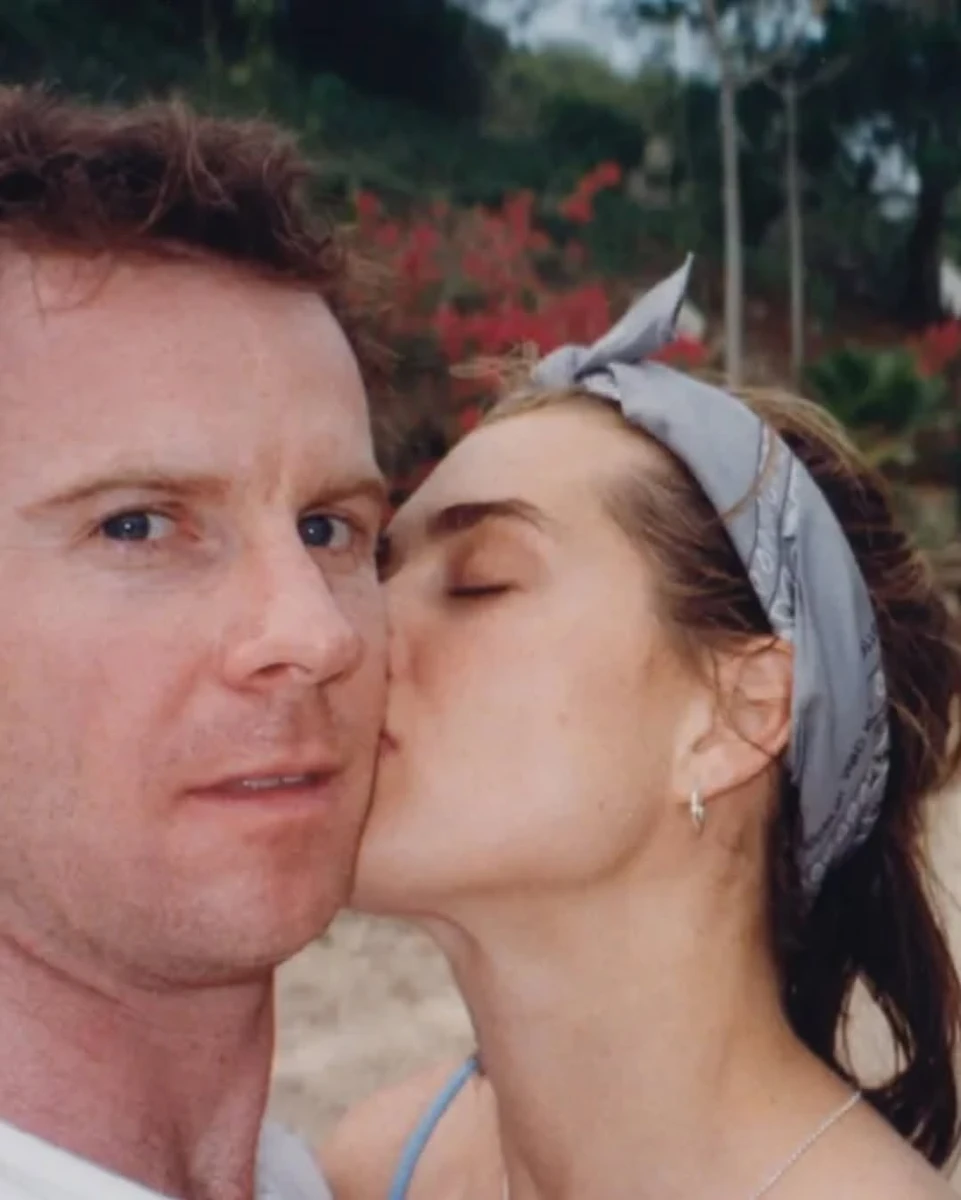 Брук Шилдс на архівному фото показала цілунки з чоловіком