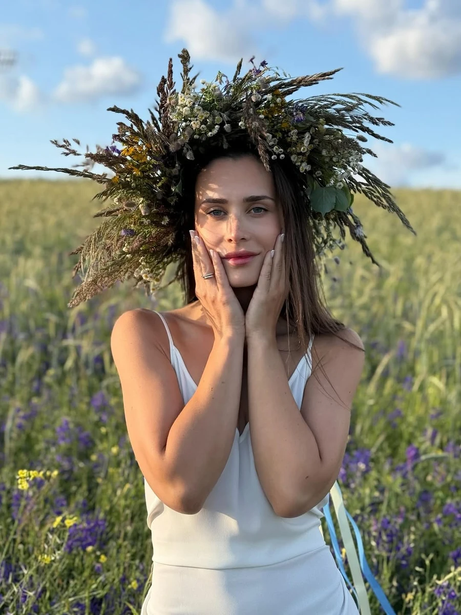 Катерина Філатова наробила фото у вінку