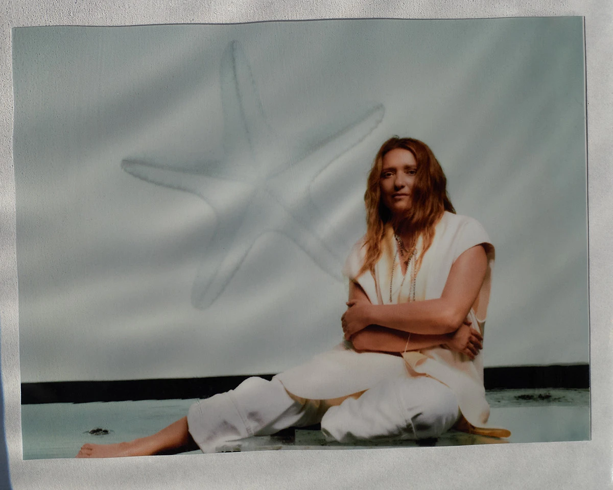 Наталія Могилевська у ніжному луці попозувала в морському стилі для глянцю