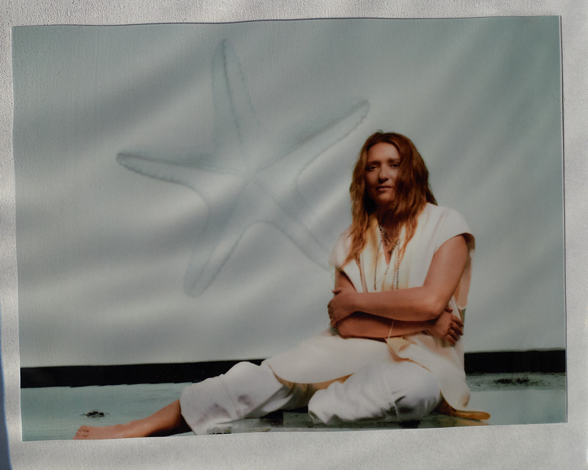 Наталія Могилевська у ніжному луці попозувала в морському стилі для глянцю