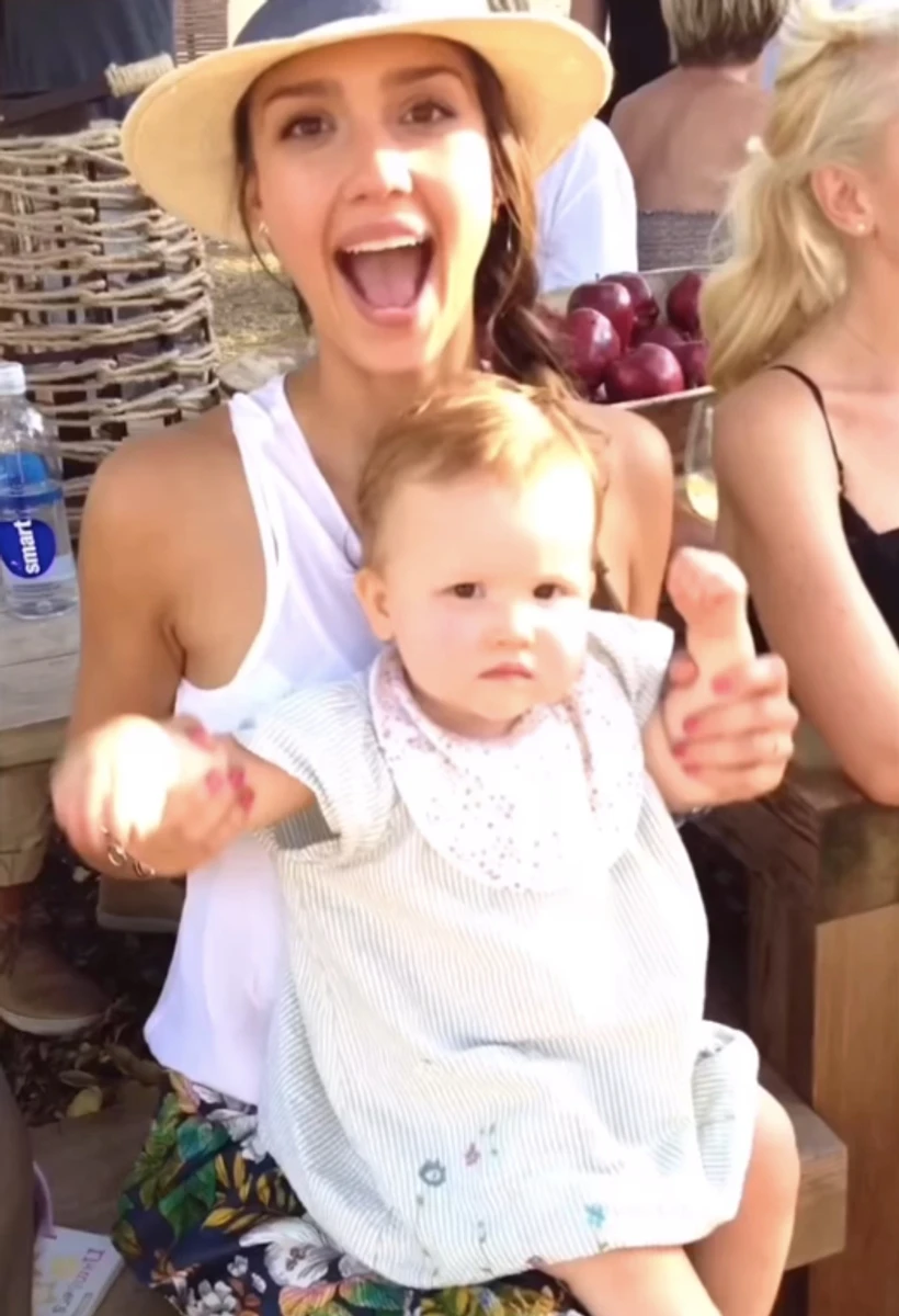 Джессіка Альба насмішила кадрами з молодшою дочкою