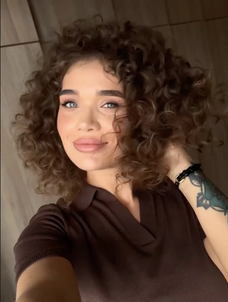 Саша Бо помилувалася своїми кучерями і стильною укладкою