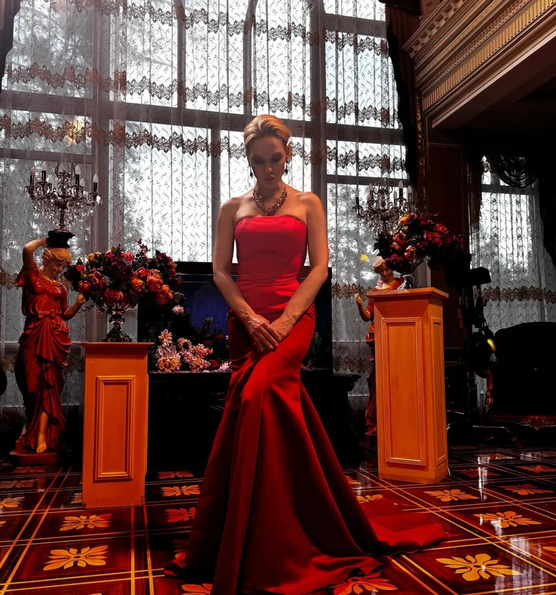 Даша Трегубова в силуетній сукні похвалилася стрункістю