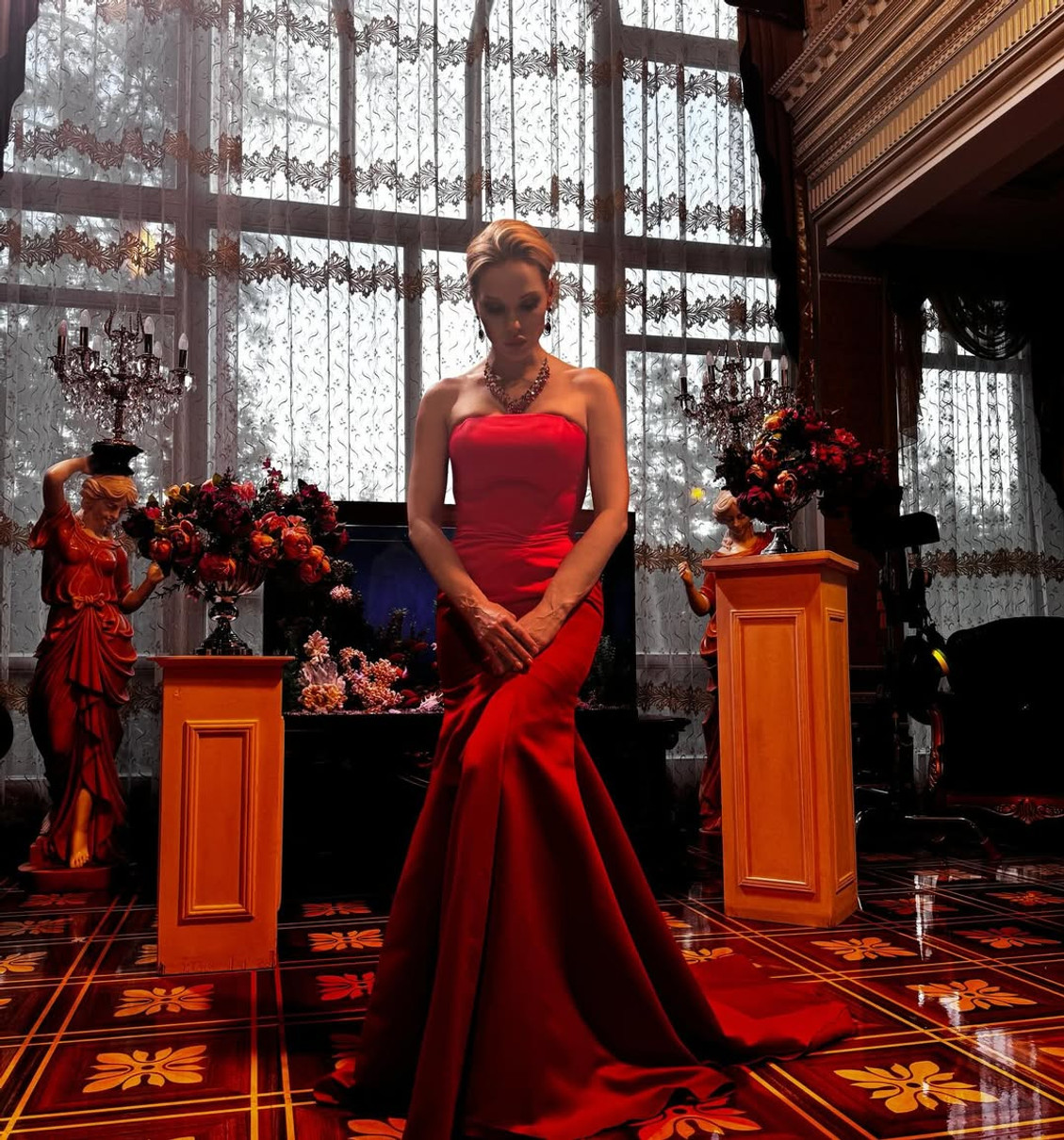 Даша Трегубова в силуетній сукні похвалилася стрункістю