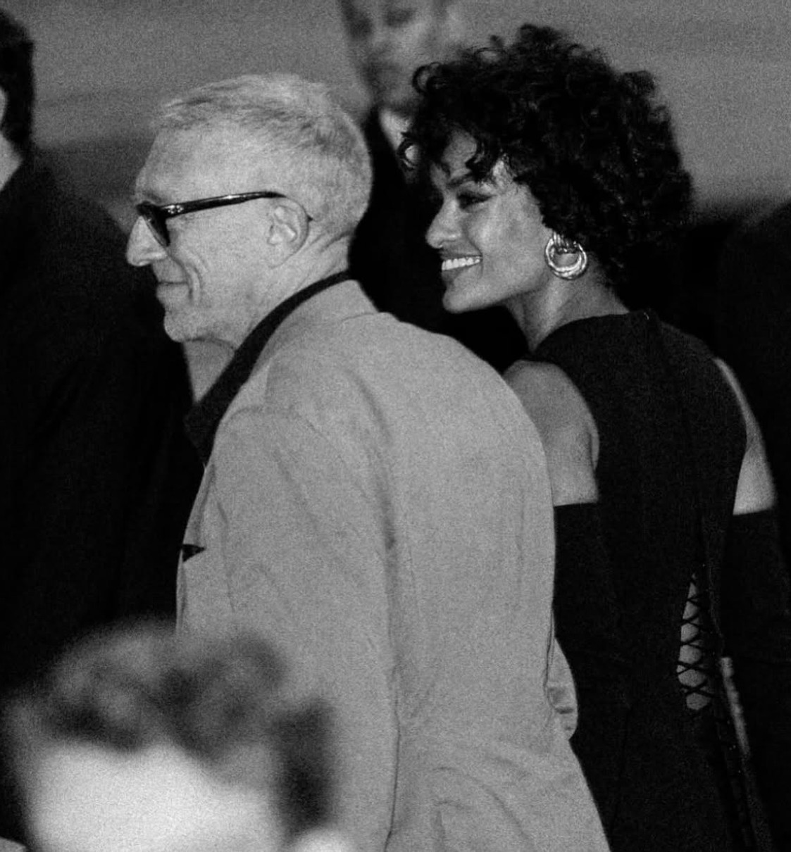 Венсан Кассель з усміхненою коханою засвітився на модному показі в Парижі