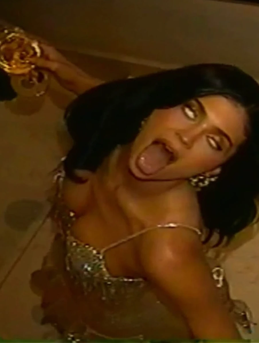 Кайлі Дженнер у блискучій сукні наробила кумедних кадрів на модному показі