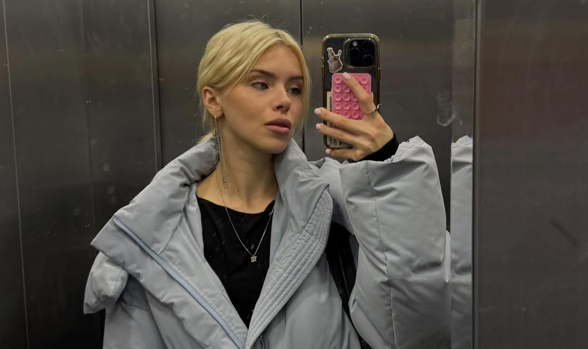 Маша Кондратенко робить селфі