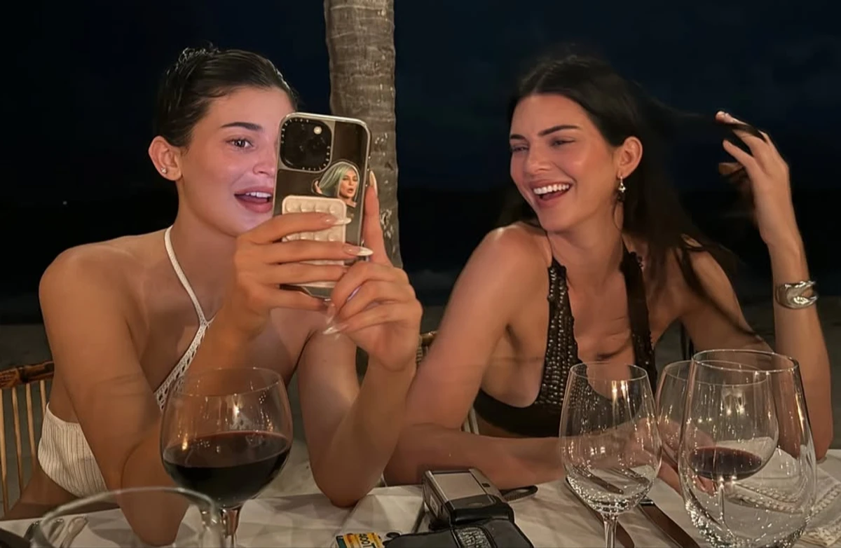 Кендалл Дженнер і Кайлі Дженнер попозувала на пляжі разом