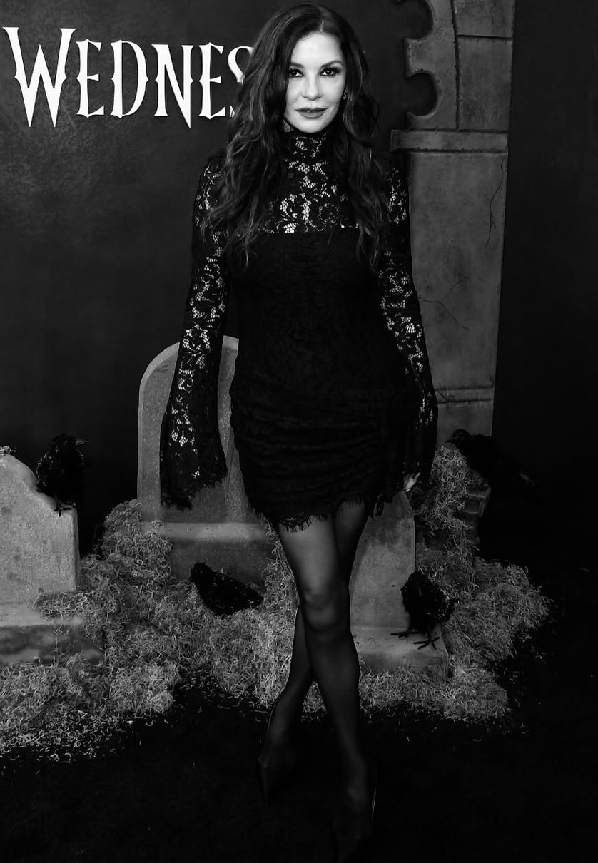 Кетрін Зета-Джонс у напівпрозорому міні виставила стрункі ноги на хіднику