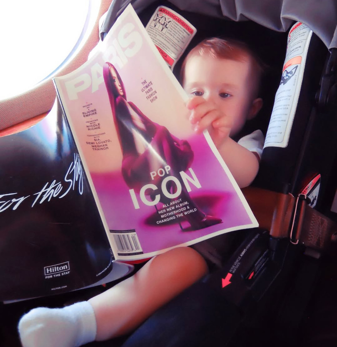 Періс Хілтон замилувала, як її дочка читає журнал з нею на обкладинці