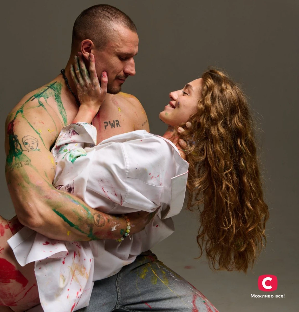 Тарас Цимбалюк з учасницею Холостяка у себе на колінах