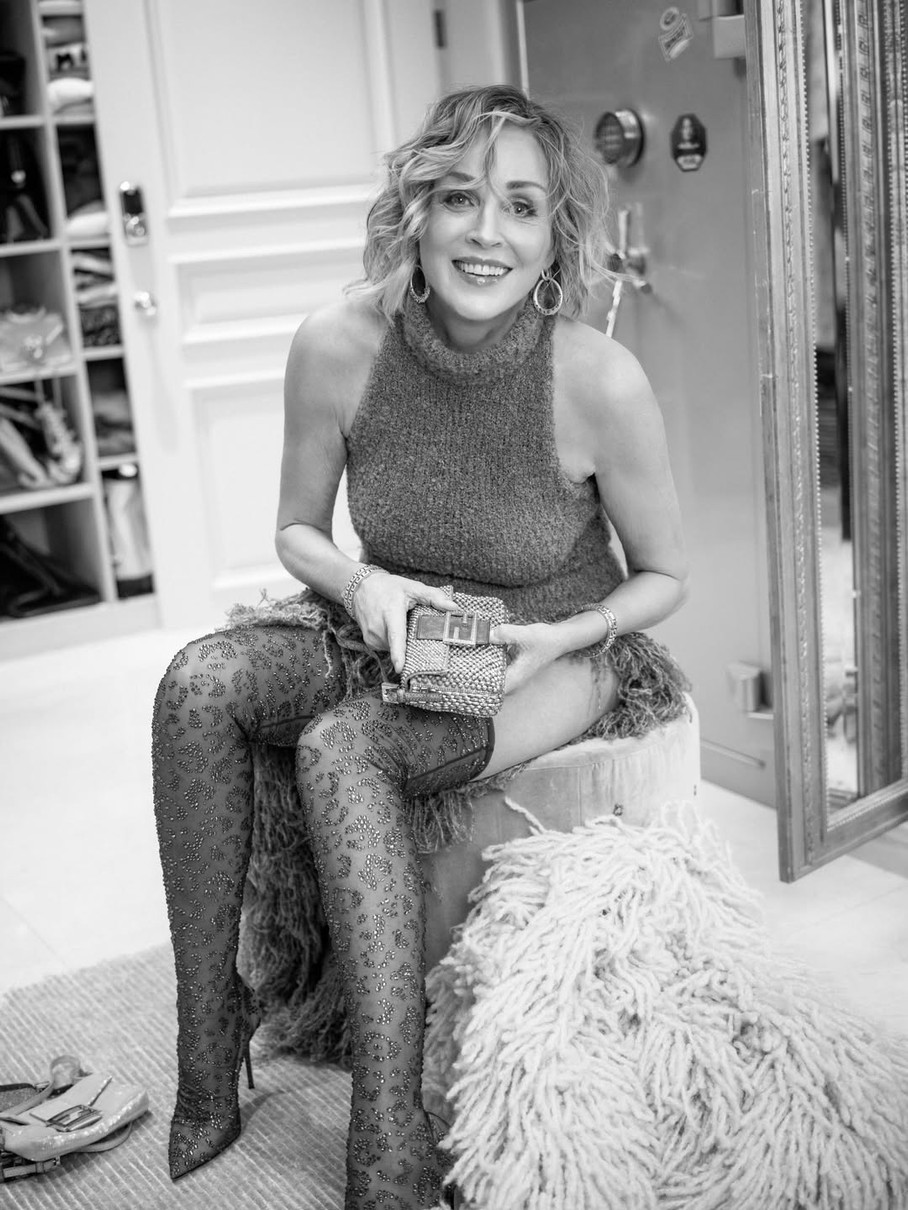 Шерон Стоун наробила фото у гримерці у зухвалій позі