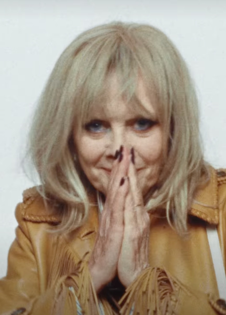 Супермодель Твіггі грайливо попозувала для реклами