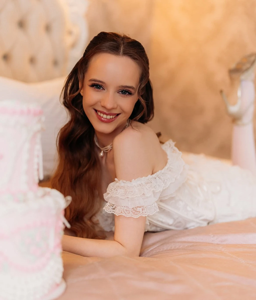 Ірина Кудашова у корсеті полежала на ліжку для фото на своє 27-річчя