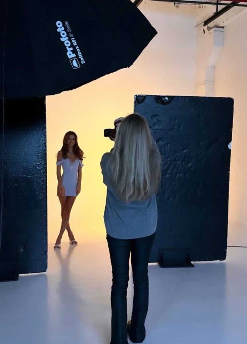 Сара знімалася у різних вбраннях